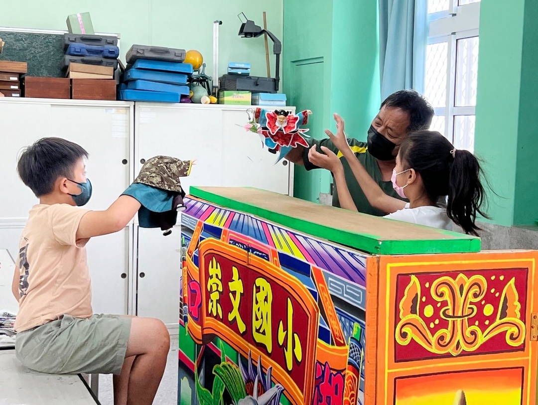 布袋戲社團-孩子用戲偶說著專屬他們的”蚵寮囝仔代”